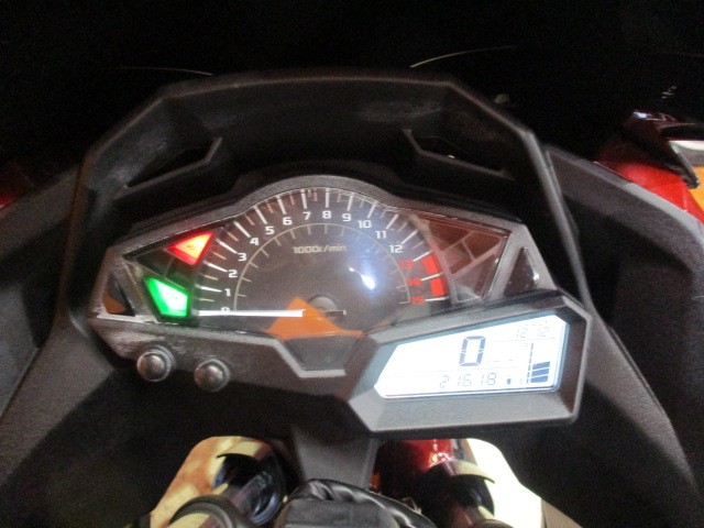 走行もまだまだの２１６１８ｋｍ！タコメーターがアナログなので目でも加速感が楽しめる一台ですよ！！